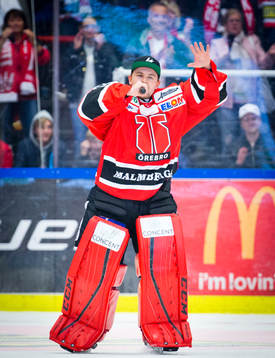 Örebros målvakt Julius Hudacek jublar med fansen