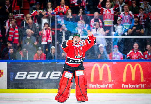 Örebros målvakt Julius Hudacek jublar med fansen