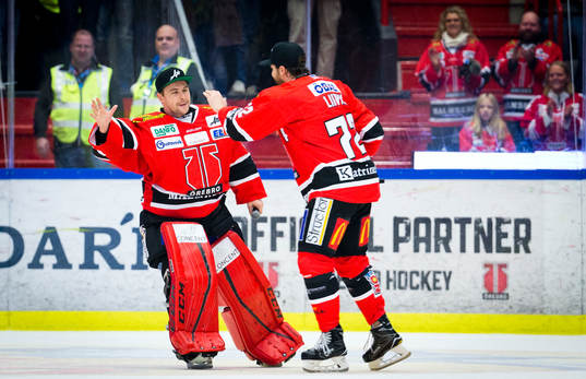 Örebros målvakt Julius Hudacek och Siim Liivik jublar med
