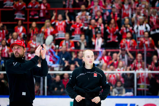 Örebros Viktor Ekbom och Joel Mustonen jublar med fansen