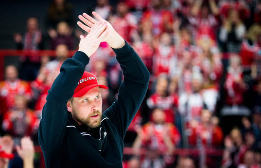 Örebros Viktor Ekbom jublar med fansen