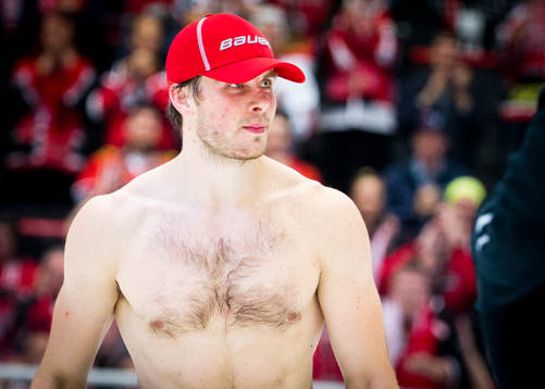 Örebros Alexander Hellström jublar med fansen