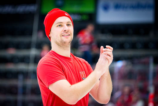 Örebros målvakt Julius Hudacek jublar med fansen