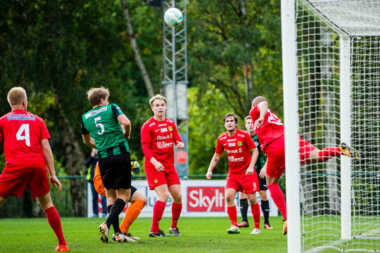 Torslandas Edvin Moenza nickar undan bollen på mållinjen