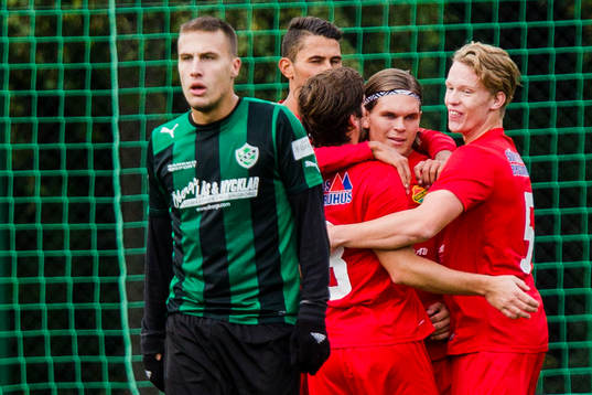 Högaborgs Marcus Krmpotic deppar samtidigt som Torslandas