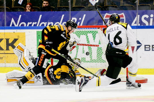 Skellefteås Pär Lindholm och målvakt Joni Ortio