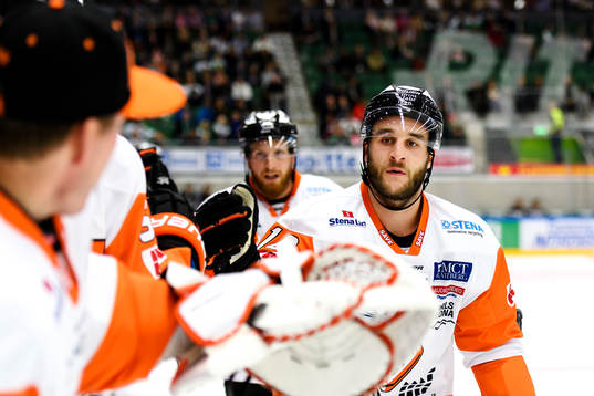 Karlskronas John Henrion jublar med båset