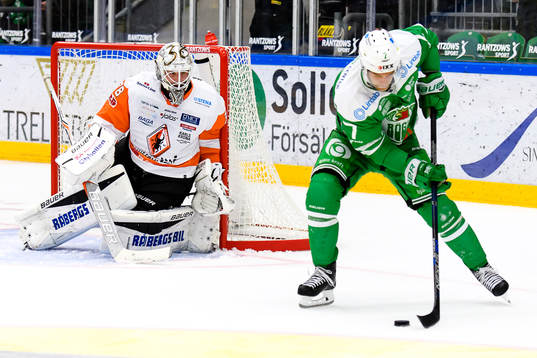 Rögles Patrik Cehlin med pucken vid sidan av Karlskronas