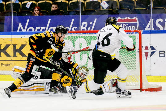 Skellefteås Pär Lindholm och målvakt Joni Ortio