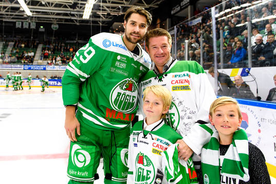 Rögles Ludvig Rensfeldt överlämnar en matchtröja
