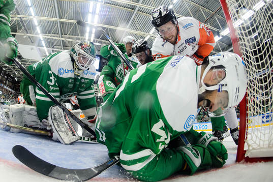 Rögles Kevin Marshall trycks in i målet av Karlskronas