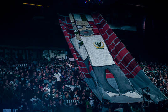Färjestads hejarklack, Wolfpack, har tillverkat en tifo