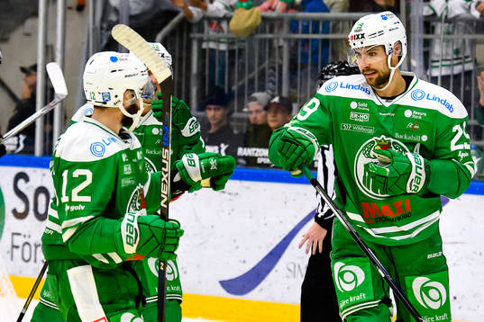 Rögles Jack Connolly och Ludvig Rensfeldt  jublar