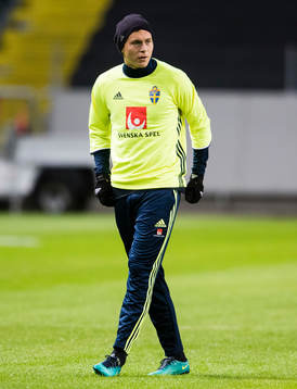 Sveriges Victor Nilsson Lindelöfunder en träning med