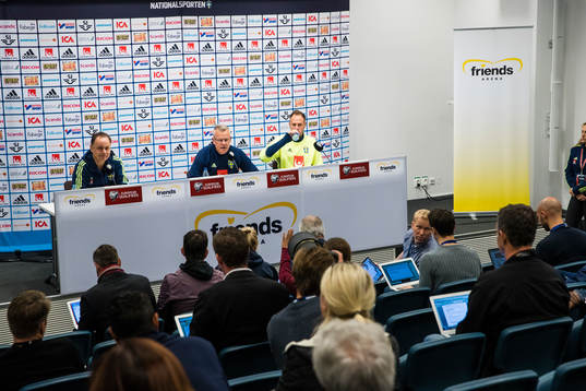 Sveriges presschef Niklas Bodell, förbundskapten Janne