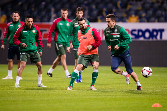 Bulgariens spelare deltar i en övning