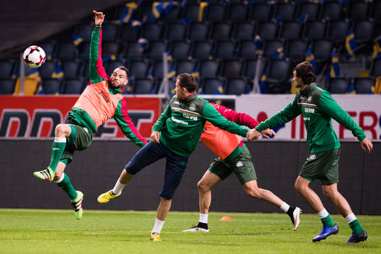 Bulgariens spelare deltar i en övning