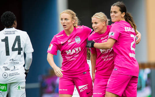 Eskilstunas Annica Svensson (m) gör 2-2 och gratuleras av