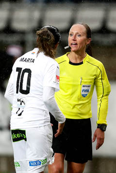 Rosengårds Marta Viera Da Silva diskuterar med domare