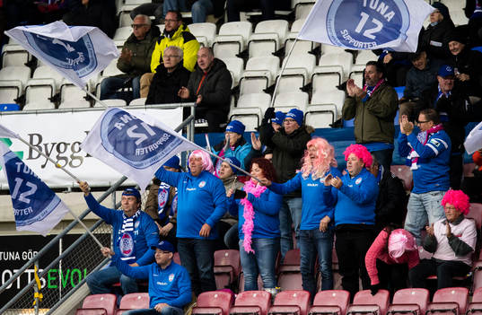 Eskilstuna-supportar med flaggor och rosa peruker