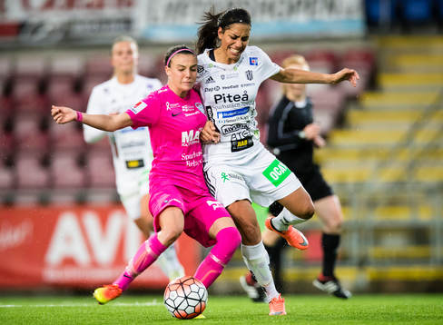 Eskilstunas Chloe Logarzo i kamp om bollen med Piteås