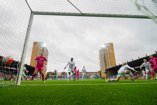 Eskilstunas Chloe Logarzo (h) gör 1-2