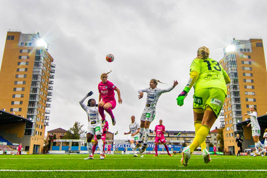 Eskilstunas Mimmi Larsson och Piteås Emelie Lövgren i en