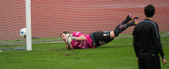 9 Kevin Thompsons straff som betydde 0-1 i matchen i