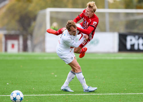 s Henrik Millbert kolliderar med Team TGs Linus Marklund