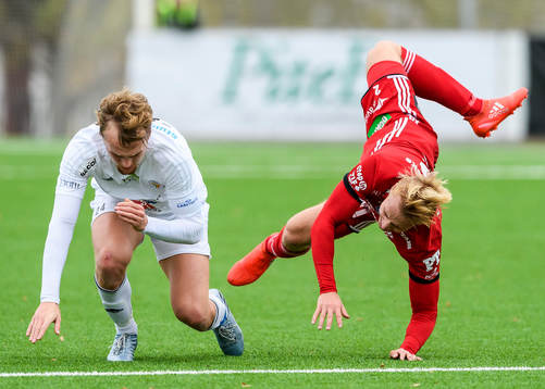 s Henrik Millbert kolliderar med Team TGs Linus Marklund
