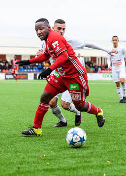 s Yanku Marrah med bollen