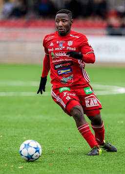 s Yanku Marrah med bollen