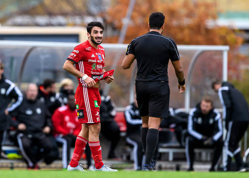 s Arish Nouri pratar med domare Mohamed Nabisi