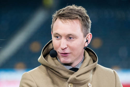 s Kim Källström i studion innan fotbollsmatchen i