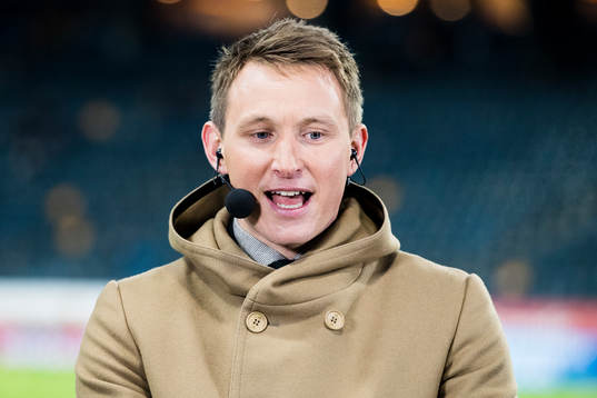 s Kim Källström i studion innan fotbollsmatchen i