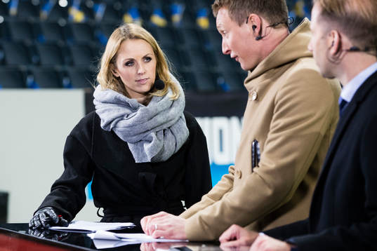 s Karin Frick i studion innan fotbollsmatchen i VM-kvalet