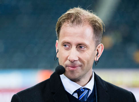 s Simon Bank i studion innan fotbollsmatchen i VM-kvalet