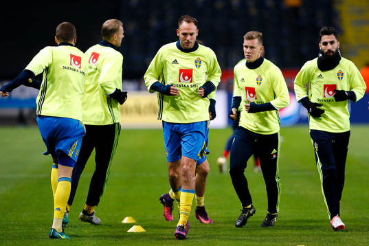 Sveriges spelare värmer upp före fotbollsmatchen i