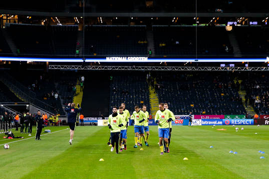 Sveriges spelare värmer upp före fotbollsmatchen i