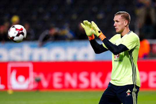 Sveriges målvakt Robin Olsen före fotbollsmatchen i
