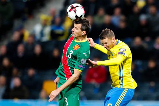 Bulgariens Aleksandar Aleksandrov och Sveriges Marcus Berg