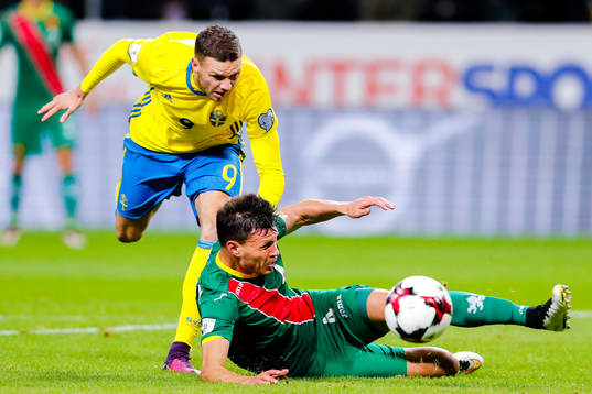 Sveriges Marcus Berg och Bulgariens Vasil Bozhikov