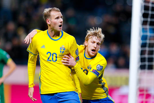 Sveriges Ola Toivonen och Emil Forsberg  jublar