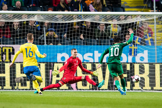 Sveriges Emil Krafth ser på när Sveriges målvakt Robin