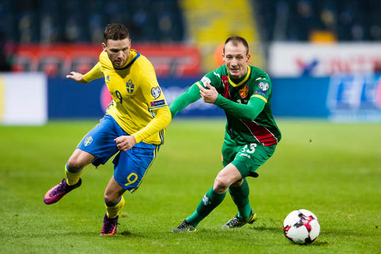 Sveriges Marcus Berg i kamp om bollen med Bulgariens Anton
