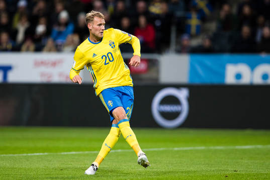 Sveriges Ola Toivonen med ett skott