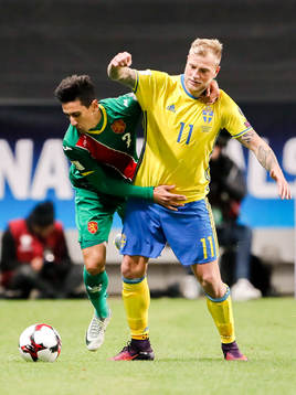 Bulgariens Mihail Alexandrov och Sveriges John Guidetti
