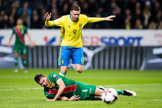 Sveriges Marcus Berg hoppar över Bulgariens Vasil Bozhikov