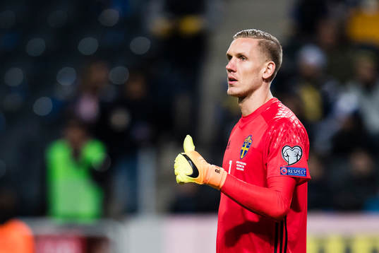 Sveriges målvakt Robin Olsen gör tummen upp