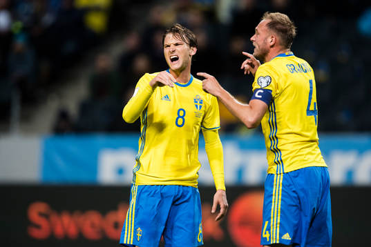 Sveriges Albin Ekdal och Andreas Granqvist gestikulerar